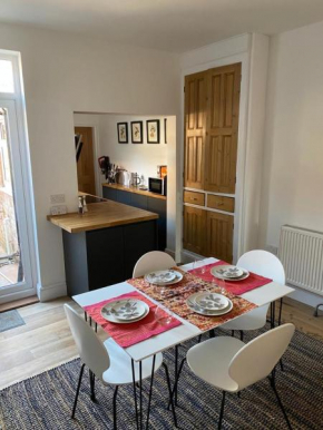 Comfortable 2 bedroom home from home with parking